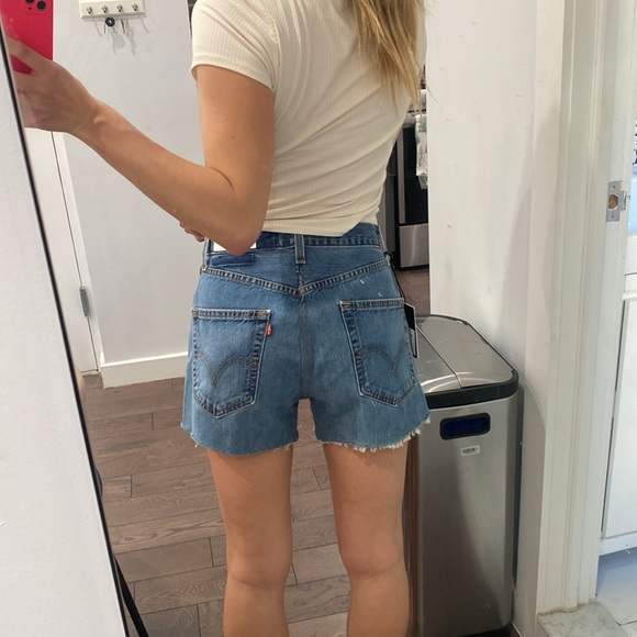 Redone x Levi Jean Shorts! Size 24 (they run BIG) I’m a 26 and they’re baggy! - Picture 5 of 5